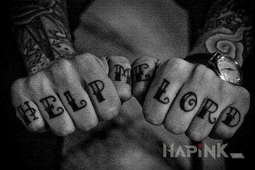 Tattoo Help me lord in lettering motif on the fingers