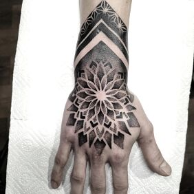 Tatuaż Mandala dłoń na dłoni motyw: czarno-szare styl: dotwork