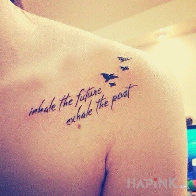 Tattoo Napis z ptakami in lettering motif on the collarbone