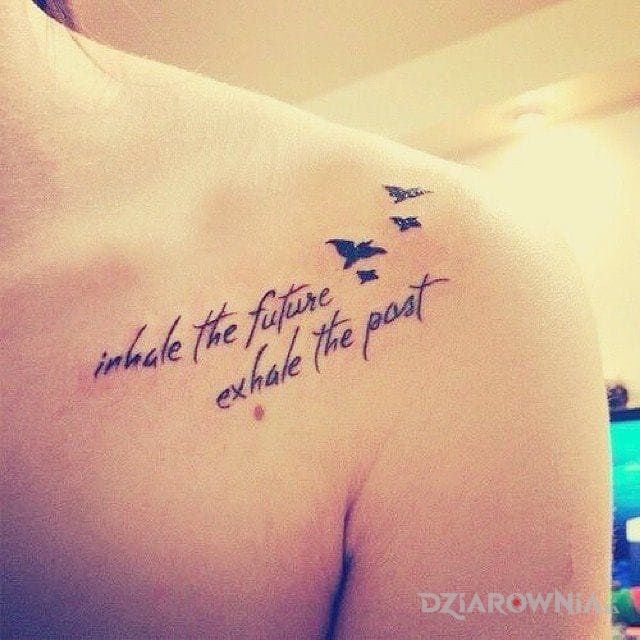Tatuaż napis z ptakami w motywie napisy na obojczyku