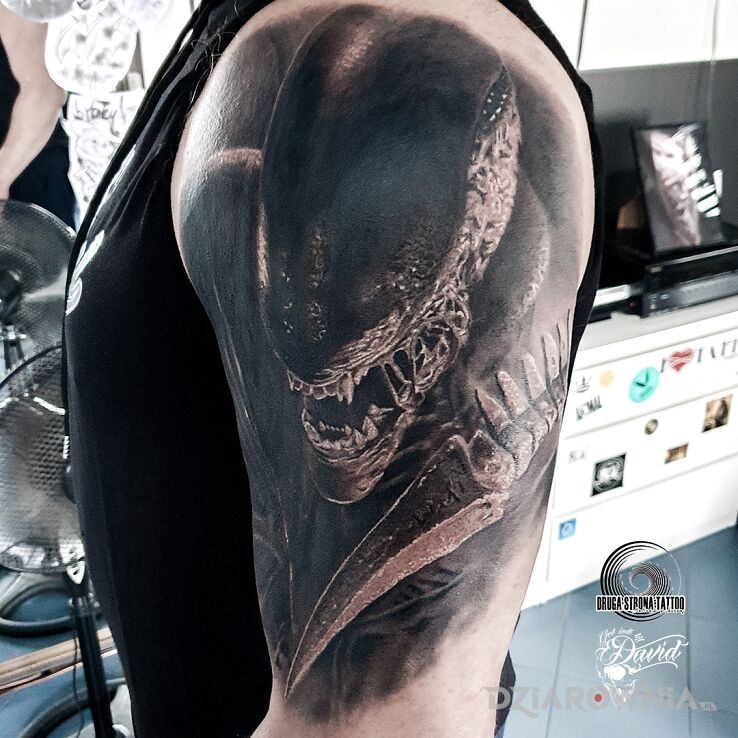 Tatuaż alien - obcy - 8 pasażer nostromo w motywie czarno-szare i stylu realistyczne na ramieniu