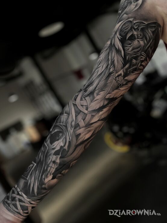 Tatuaż rękaw w motywie nordyckim w motywie fantasy i stylu realistyczne na ramieniu