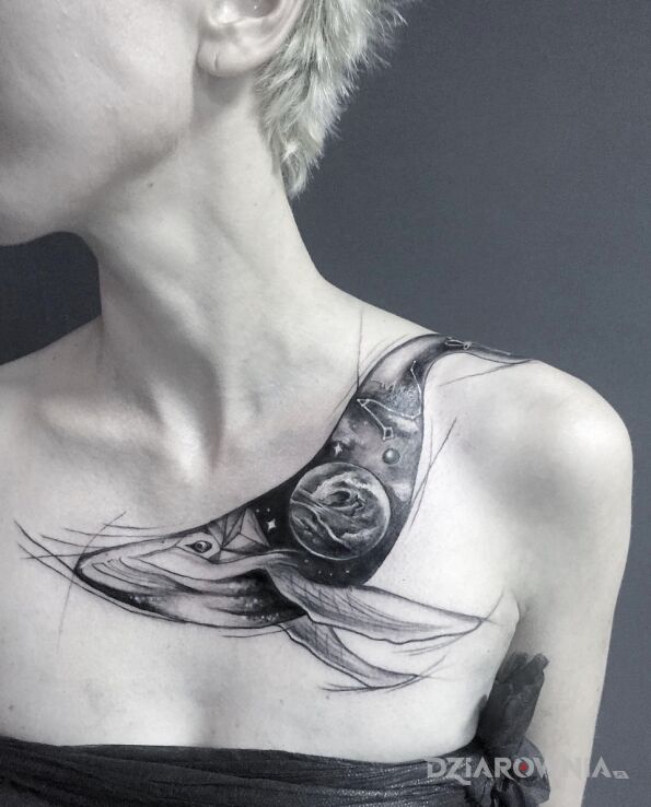 Tatuaż wieloryb i kosmos w motywie mroczne i stylu szkic na obojczyku