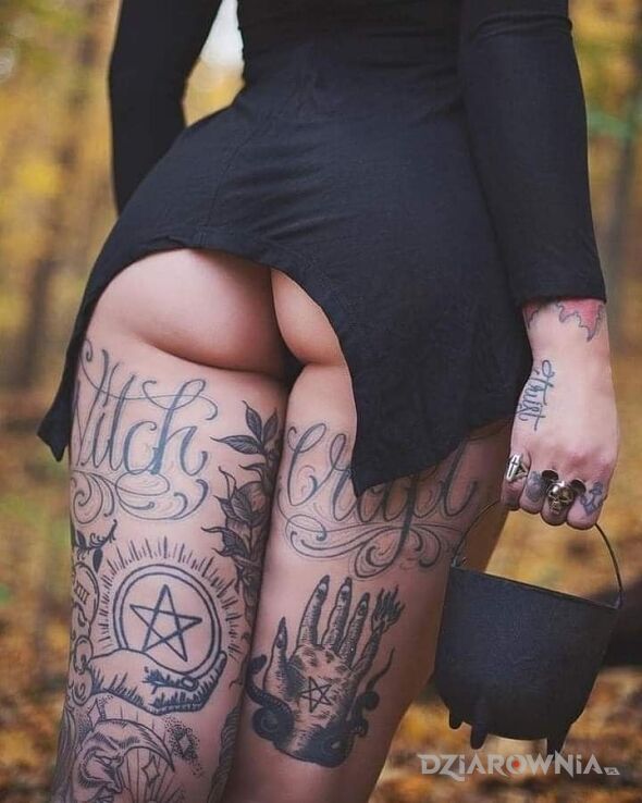 Tatuaż witch girl w motywie seksowne i stylu kaligrafia na nodze