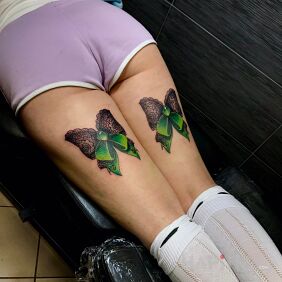 Tattoo Bows on the thigh motif: colorful style: graphic / illustrative
