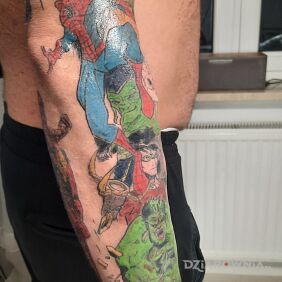 Tatuaż Superbohaterowie kolor na ręce motyw: postacie styl: kreskówkowe / komiksowe