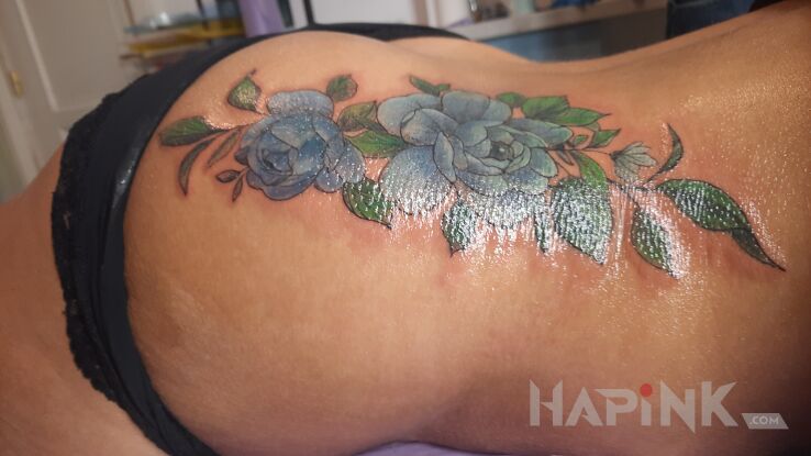 Tattoo Kwiaty kolor cover buraka in flowers motif and graphic / illustrative style on the back