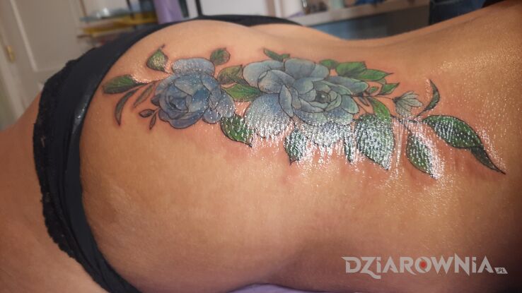 Tatuaż kwiaty kolor cover buraka w motywie kwiaty i stylu graficzne / ilustracyjne na nodze