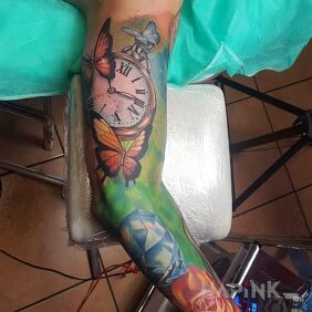 Tattoo Color on the forearm motif: flowers