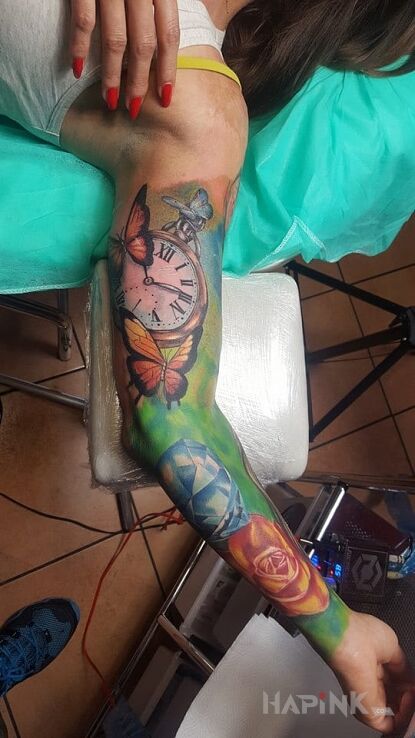 Tattoo Kolor in flowers motif on the upper arm