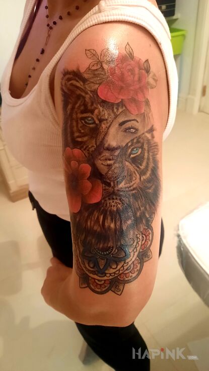Tattoo Tygrys, kwiatki,twarz i mandala in colorful motif and graphic / illustrative style on the upper arm