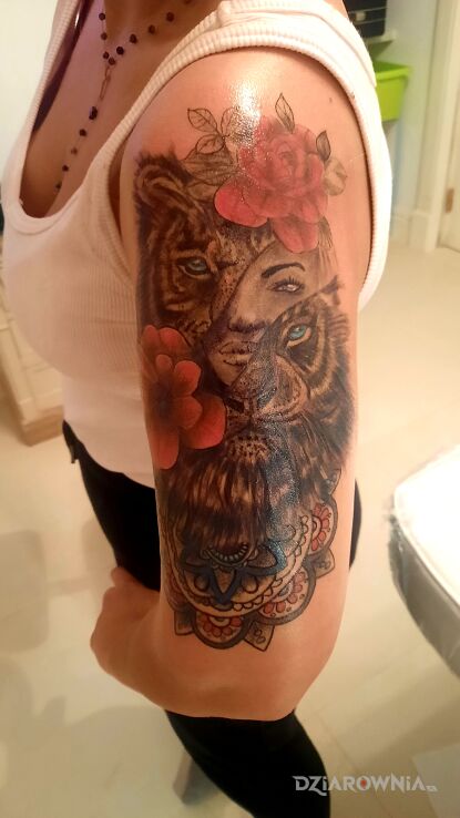 Tatuaż tygrys kwiatkitwarz i mandala w motywie mandale i stylu graficzne / ilustracyjne na ręce