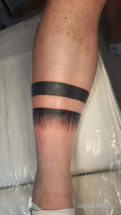 Tatuaż opaska na gire w motywie seksowne i stylu geometryczne na piszczeli