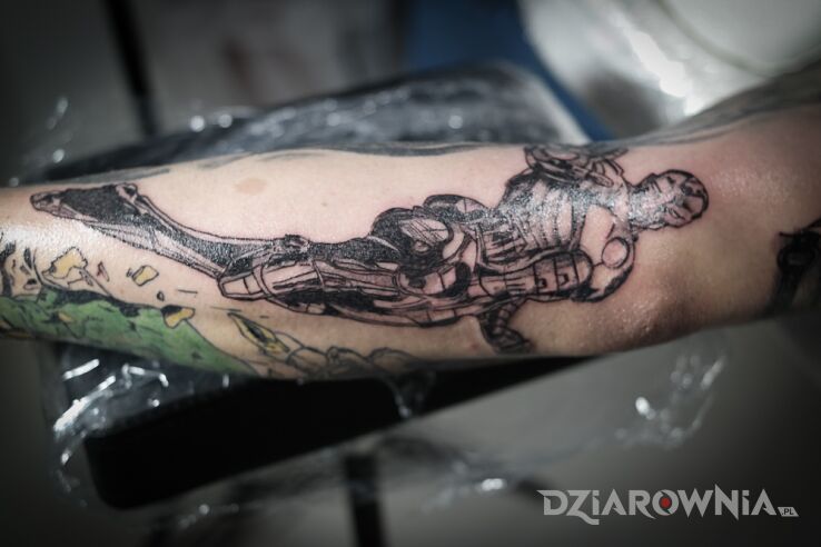 Tatuaż iron man bw w motywie science fiction i stylu graficzne / ilustracyjne na ręce