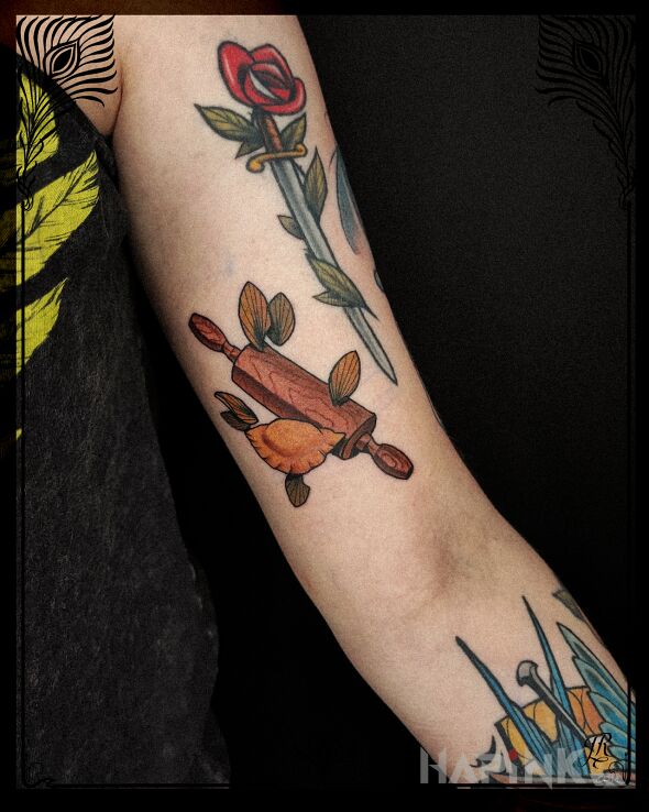 Tattoo Z miłości do pierożków <3 in floral motif and neo-traditional style on the bicep