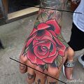 Wycena tatuażu - Piękny tatuaż róża na dłoni
