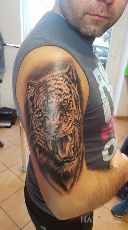 Tattoo Tygrys in animals motif and realistic style on the upper arm