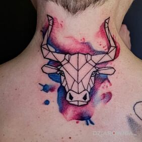 Tatuaż Byczek na karku motyw: znaki zodiaku styl: graficzne / ilustracyjne