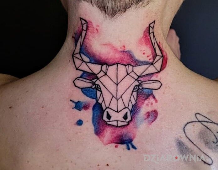 Tatuaż byczek w motywie kolorowe i stylu geometryczne na karku
