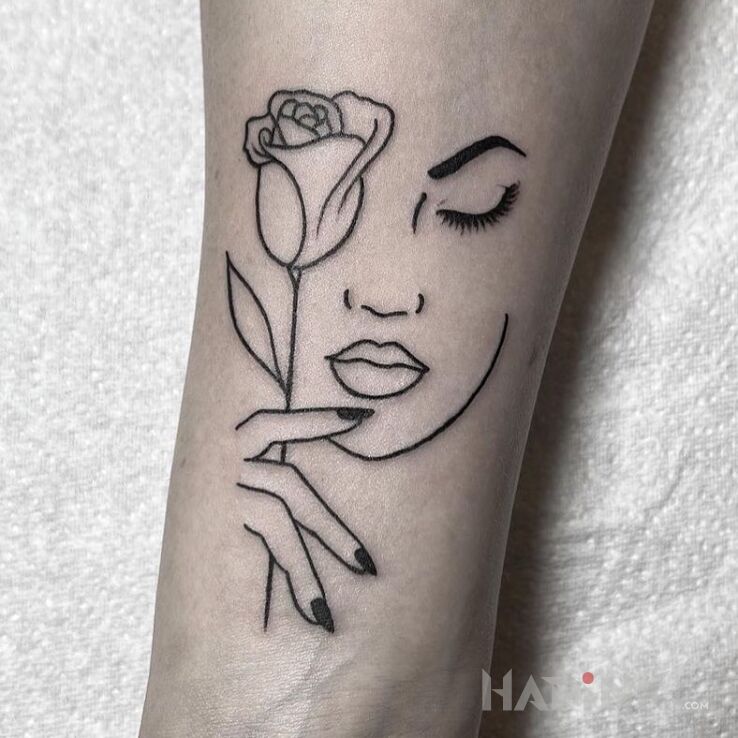 Tattoo Twarz z konturów in faces motif and contour / linework style on the upper arm
