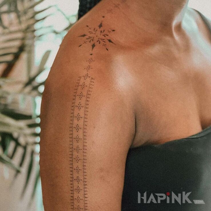 Tattoo Wyszywanka in ornaments motif and minimalistic style on the shoulder