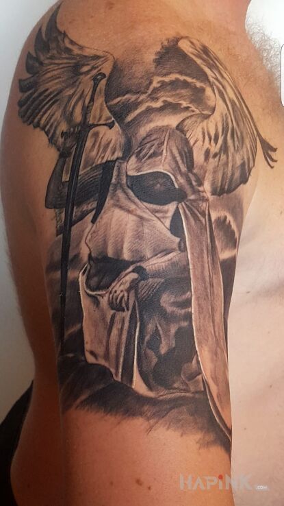 Tattoo Wojownik Boga in angels motif on the upper arm