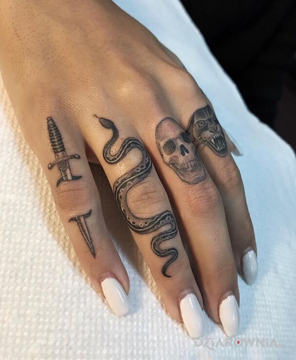 Tatuaż 4 rozne wzory na palcach w motywie zwierzęta i stylu minimalistyczne na dłoni