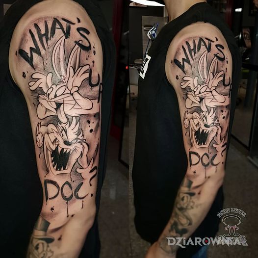 Tatuaż disney w motywie czarno-szare i stylu graffiti na bicepsie