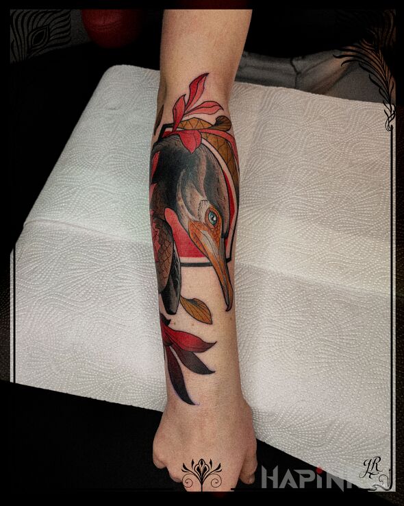 Tattoo Kormoran w kwiotku in floral motif and neo-traditional style On the arm