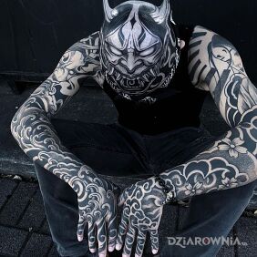 Tatuaż Diaboliczny na ręce motyw: kwiaty styl: japońskie / irezumi