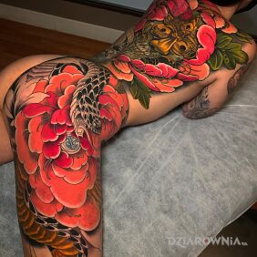 Tatuaż Kolorowe ciało na biodrze motyw: kolorowe styl: japońskie / irezumi