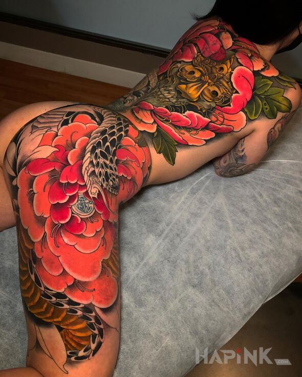 Tattoo Kolorowe ciało in flowers motif and japanese / irezumi style on the buttocks