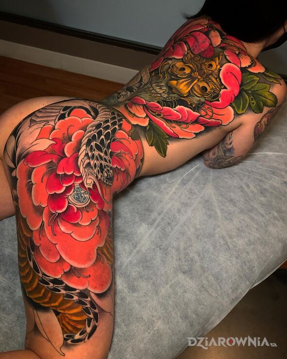 Tatuaż kolorowe ciało w motywie kolorowe i stylu japońskie / irezumi na plecach
