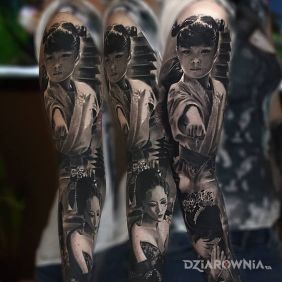 Tatuaż Japan style na ramieniu motyw: postacie styl: realistyczne