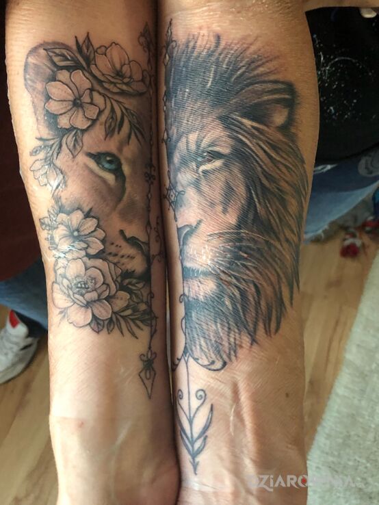 Tatuaż lew lwica dla par w motywie czarno-szare i stylu neotradycyjne na przedramieniu