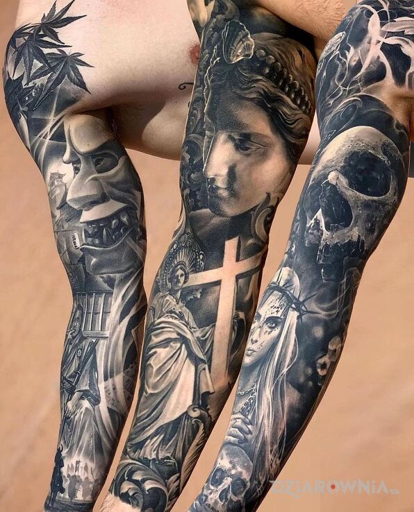 Tatuaż trzy w motywie religijne i stylu realistyczne na bicepsie