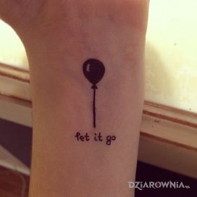 Tatuaż Let it go na przedramieniu motyw: napisy