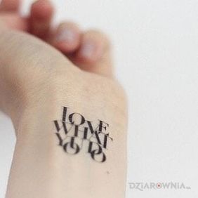 Tatuaż Love what you do na nadgarstku motyw: napisy
