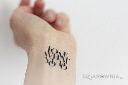 Tatuaż love what you do w motywie napisy na nadgarstku