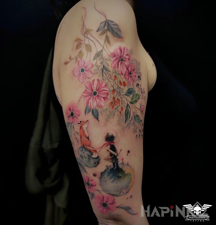 Tattoo MAŁY KSIĄŻE in flowers motif and graphic / illustrative style on the upper arm