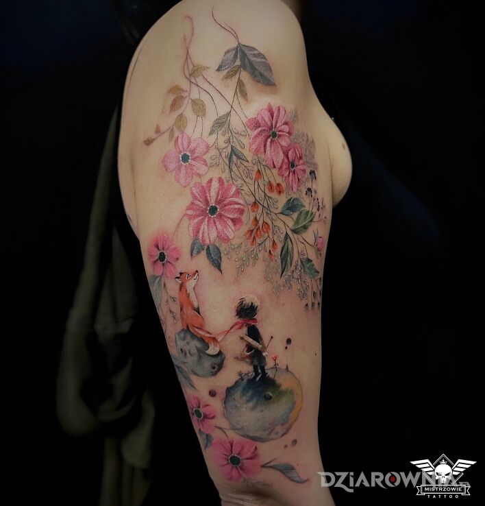 Tatuaż mały książe w motywie florystyczne i stylu graficzne / ilustracyjne na ramieniu