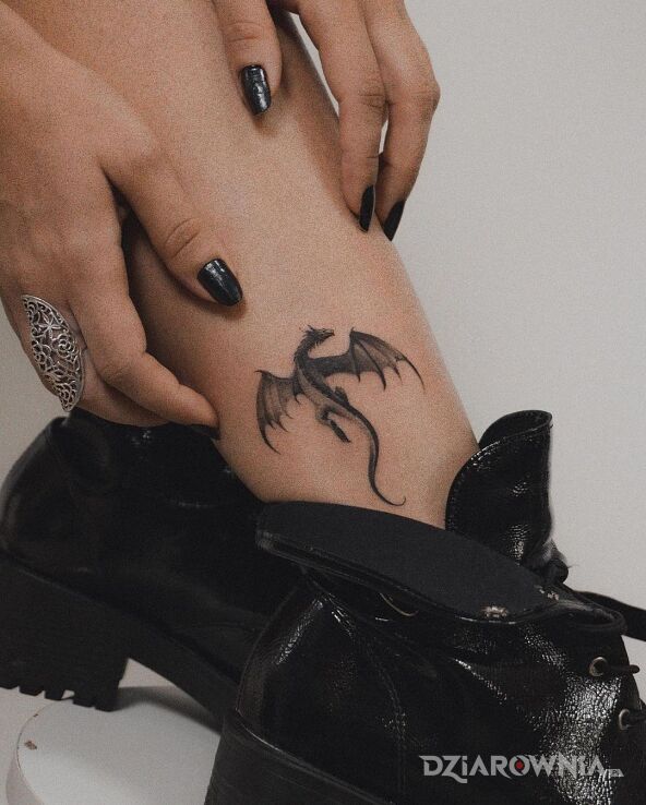 Tatuaż nieduży smok w motywie smoki i stylu graficzne / ilustracyjne na nodze
