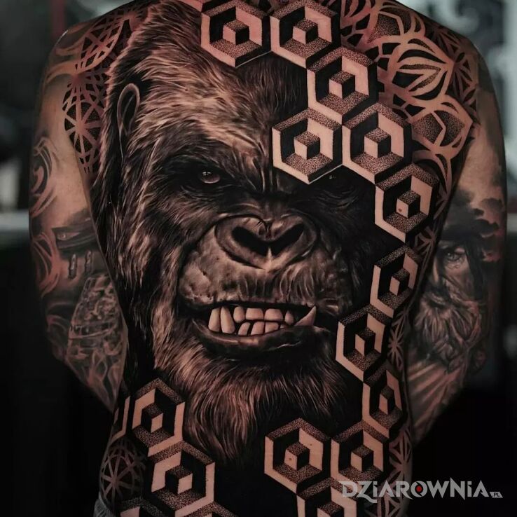 Tatuaż goryl ktoremu cos sie nie podoba w motywie 3D i stylu geometryczne na łopatkach
