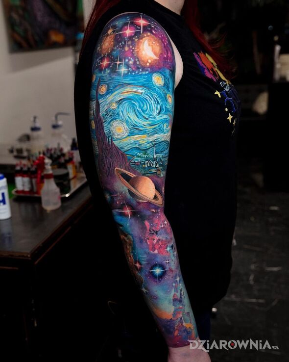Tatuaż kosmiczny van gogh w motywie rękawy i stylu realistyczne na ramieniu