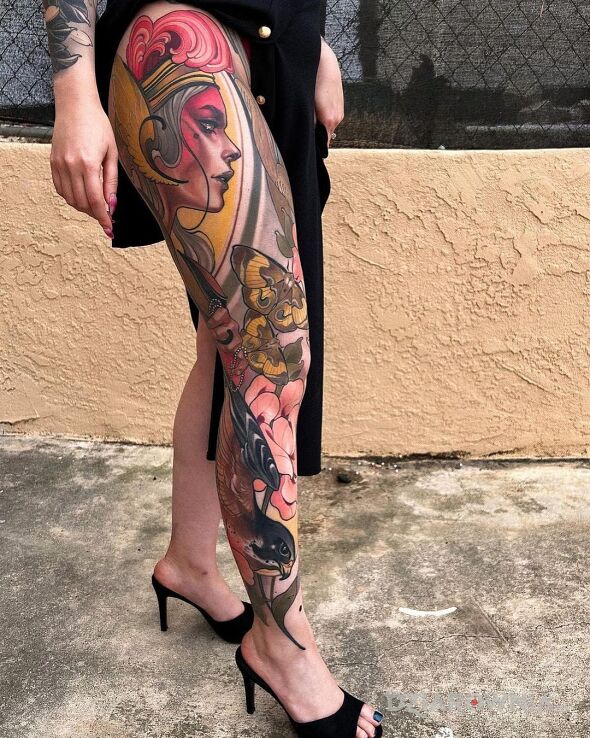 Tatuaż neodradyjnie na nodze w motywie kolorowe i stylu neotradycyjne na udzie