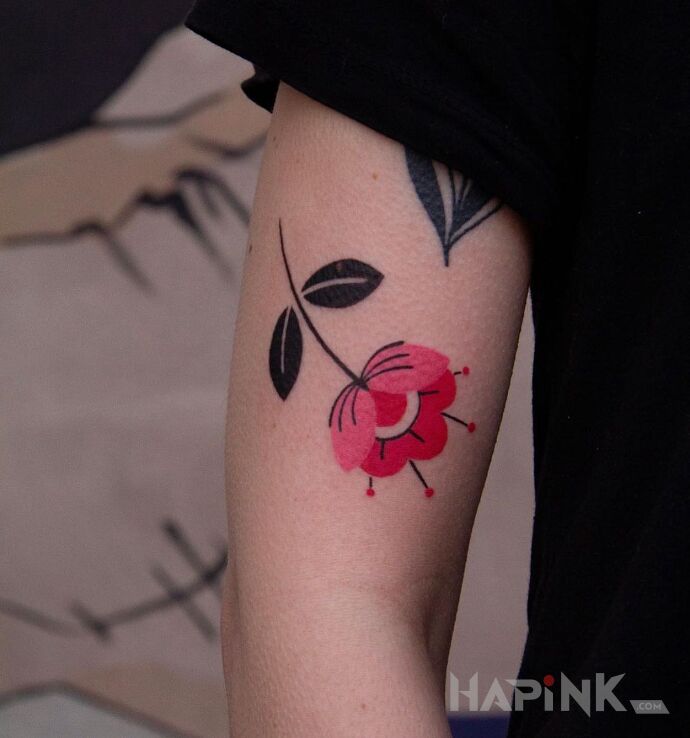 Tattoo Kwiatek inaczej in colorful motif and newschool style on the upper arm