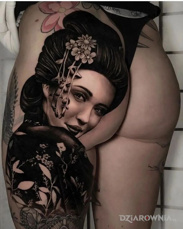 Tatuaż uśmiechająca się gejsza w motywie czarno-szare i stylu realistyczne na pośladkach