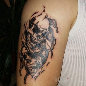 Tattoo Skulls on the upper arm motif: skulls