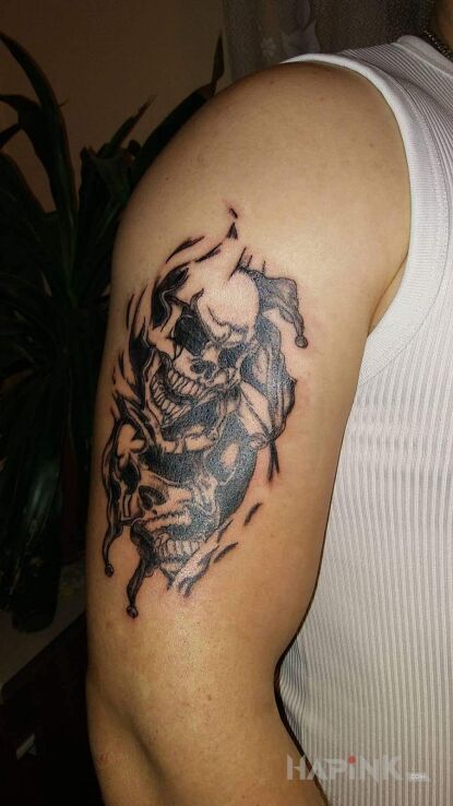 Tattoo Czaszki in skulls motif on the upper arm