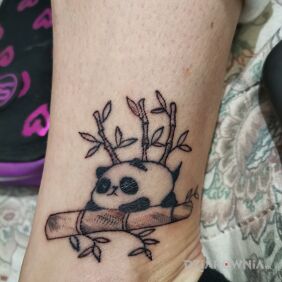 Tatuaż Panda na nodze motyw: zwierzęta styl: graficzne / ilustracyjne
